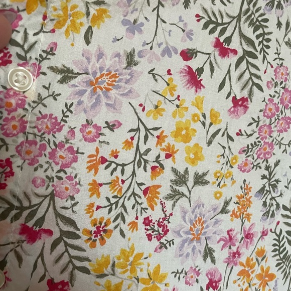 Classic Floral Buttondown 🌸 - Picture 2 of 4